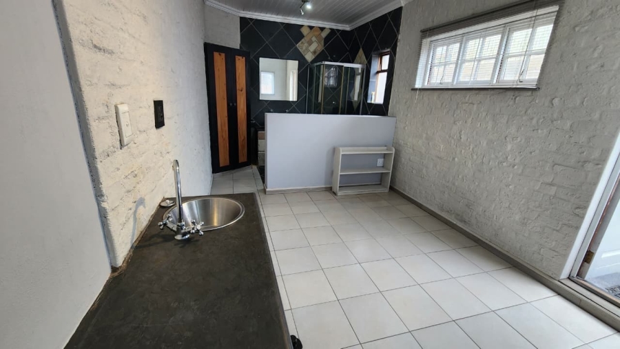 5 Bedroom Property for Sale in Middedorp Western Cape